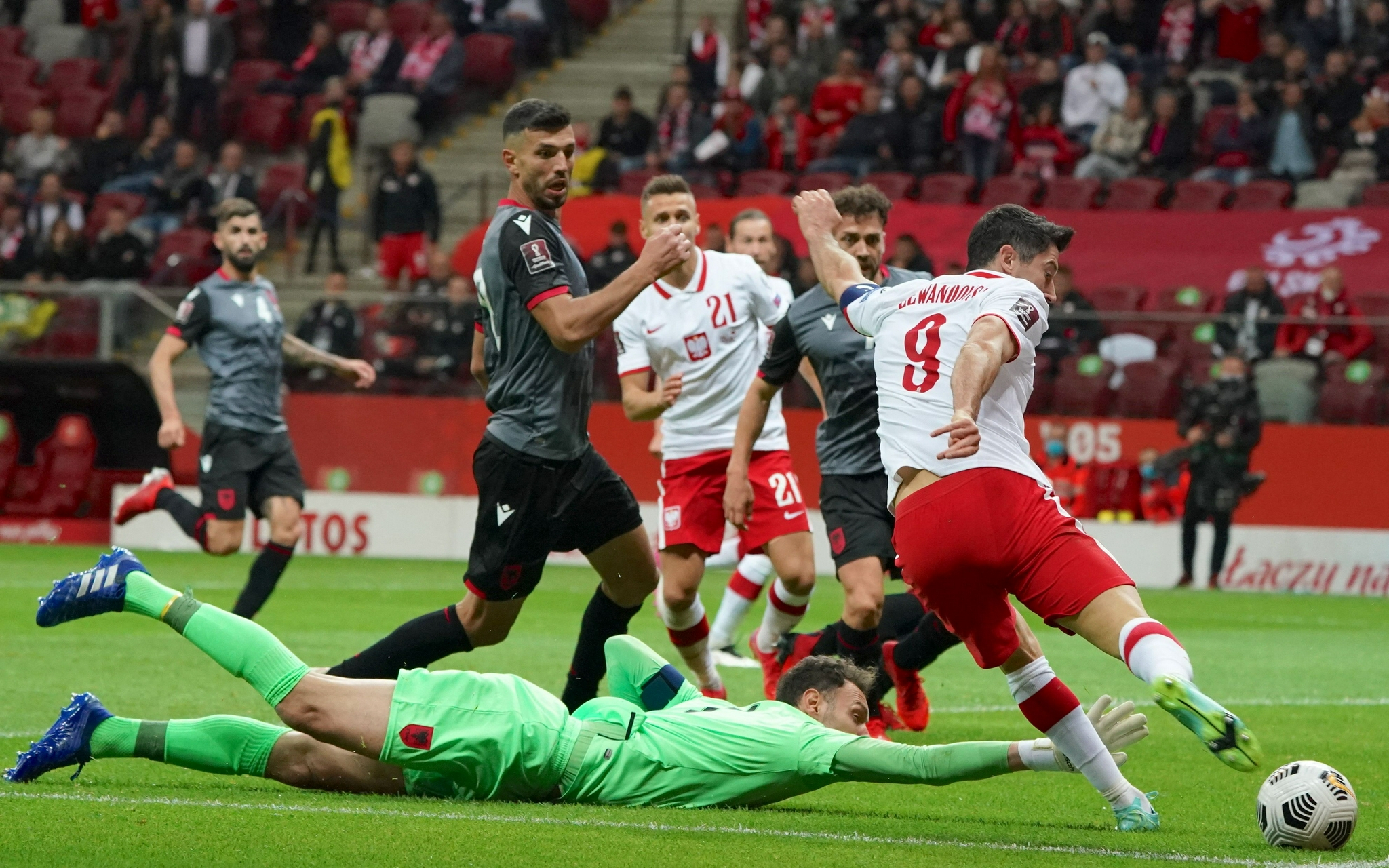 九游体育APP关于穆古鲁扎与80激战TL分钟，表现优异胜负难料！，莱万多夫斯基焦点对战引发球迷热议的信息