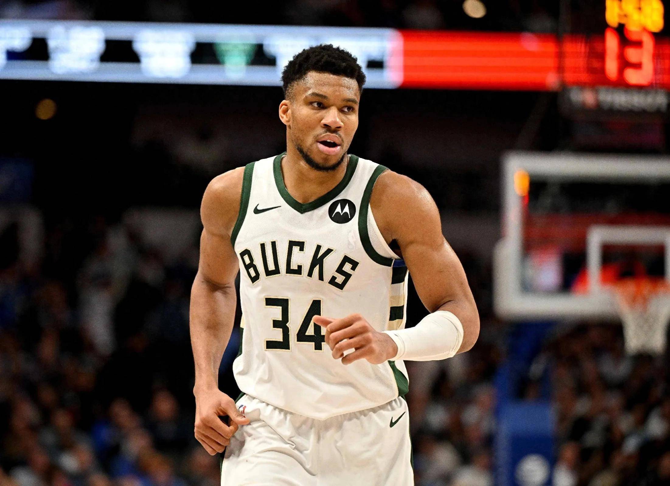 九游体育官网字母哥回归赛场，败北首场状态亮眼，RNG观众沸腾！(字母哥决赛复出)